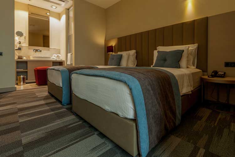 En fazla 2 yetişkin + 1 çocuk veya 1 yetişkin + 2 çocuk.