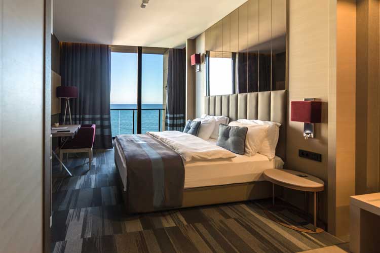 En fazla 2 yetişkin + 1 çocuk veya 1 yetişkin + 2 çocuk.