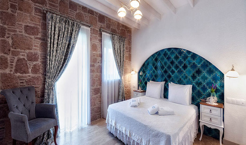 En fazla 3 yetişkin.