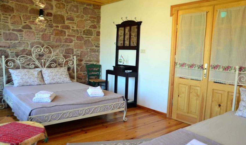 En fazla 3 yetişkin.