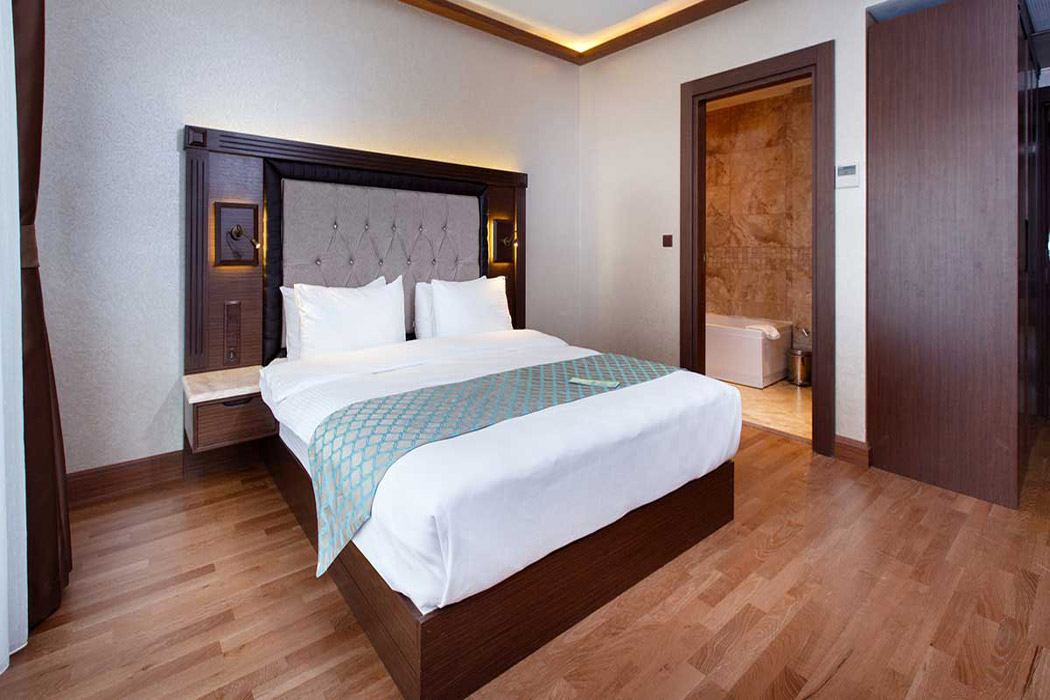 En fazla 2 yetişkin + 1 çocuk + 1 bebek (0-2 yaş) veya 1 yetişkin + 1 çocuk + 1 bebek (0-2 yaş).