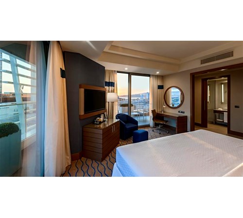 En fazla 3 yetişkin.