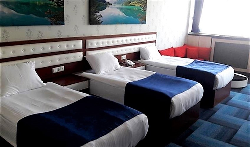 En fazla 3 yetişkin.