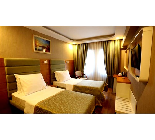 En fazla 2 yetişkin + 1 bebek (0-2 yaş) veya 1 yetişkin + 1 çocuk + 1 bebek (0-2 yaş).