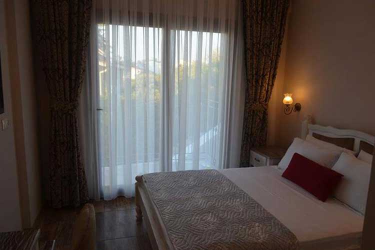 En fazla 2 yetişkin + 1 bebek (0-2 yaş).