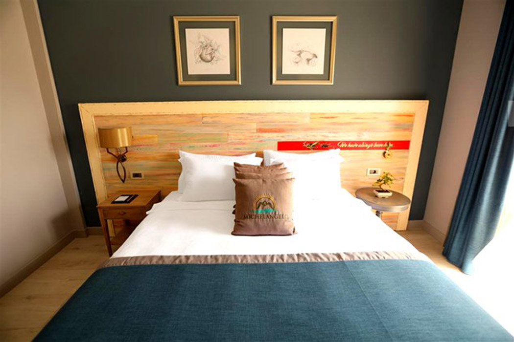 En fazla 2 yetişkin + 1 çocuk + 1 bebek (0-2 yaş) veya 1 yetişkin + 2 çocuk + 1 bebek (0-2 yaş).