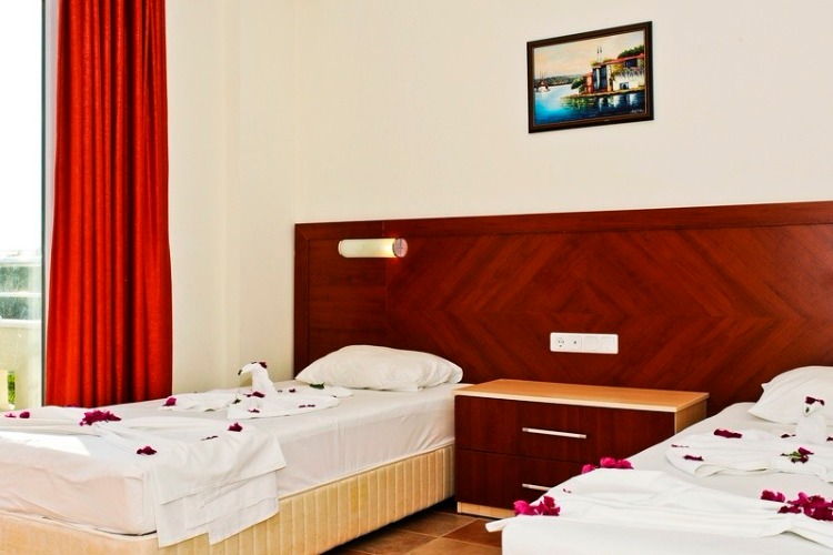 En fazla 4 yetişkin + 1 bebek (0-2 yaş) veya 3 yetişkin + 1 çocuk + 1 bebek (0-2 yaş).