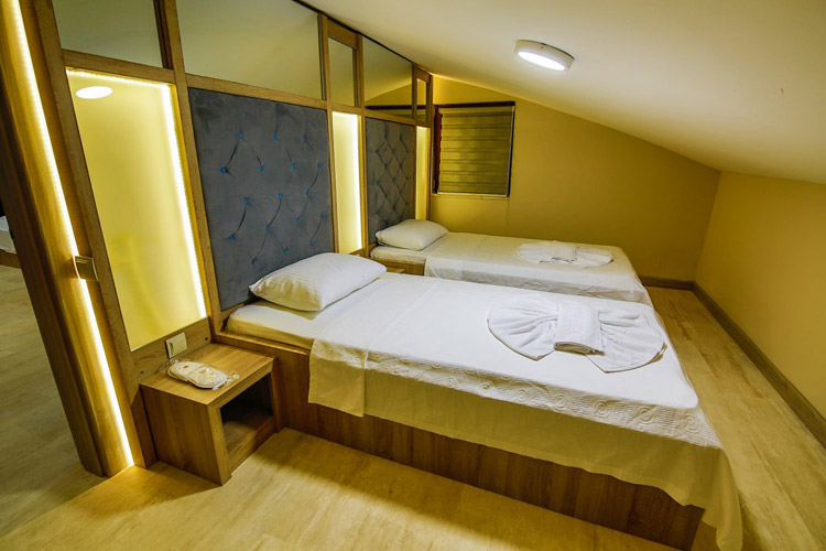 En fazla 4 yetişkin + 1 bebek (0-2 yaş) veya 3 yetişkin + 1 çocuk + 1 bebek (0-2 yaş).