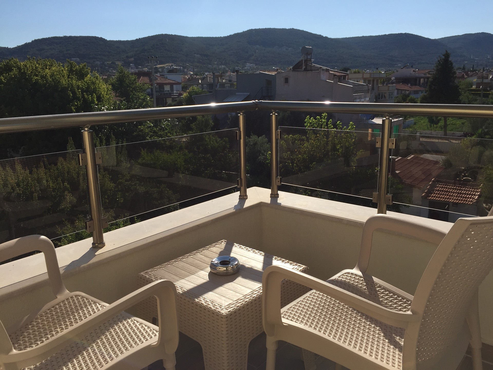 En fazla 3 yetişkin veya 2 yetişkin + 1 çocuk.