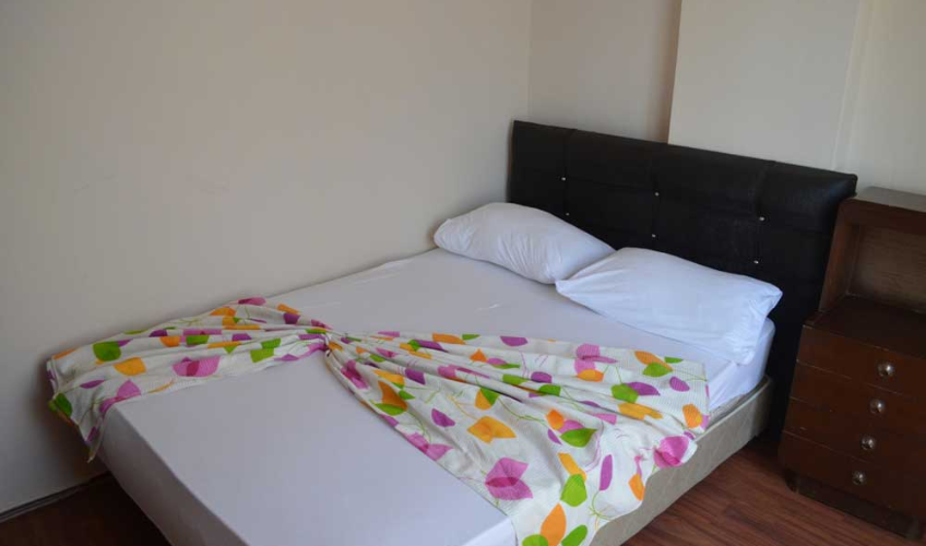 En fazla 4 yetişkin + 1 bebek (0-2 yaş).