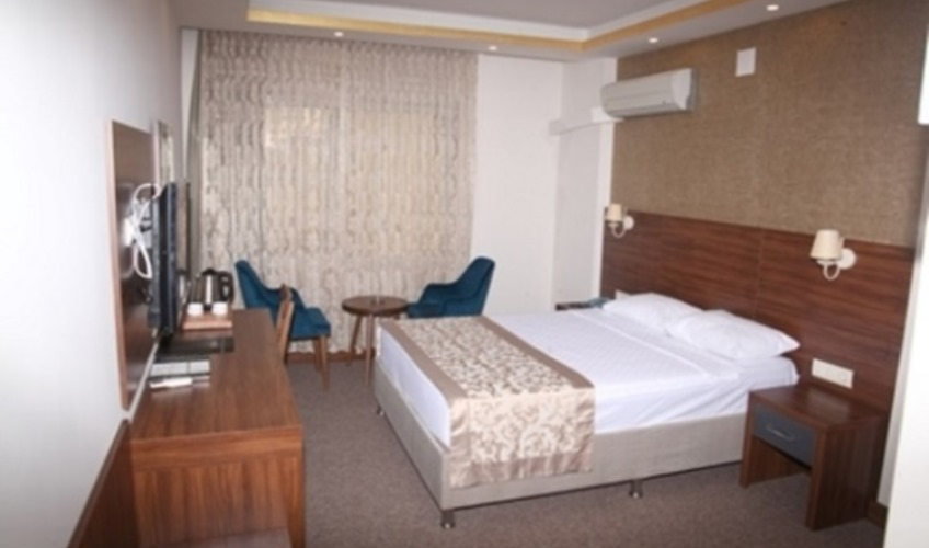 En fazla 2 yetişkin + 1 bebek (0-2 yaş).