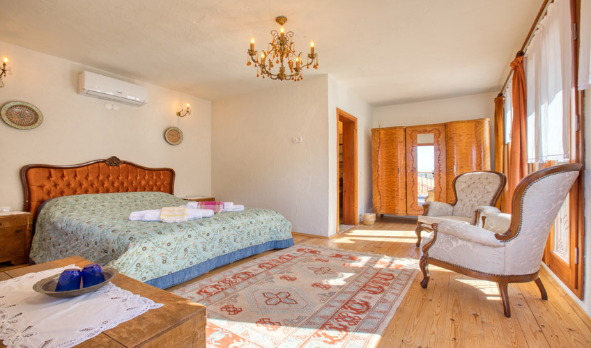 En fazla 3 yetişkin.