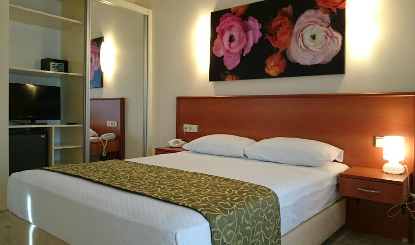 En fazla 2 yetişkin + 1 bebek (0-2 yaş) veya 1 yetişkin + 1 çocuk + 1 bebek (0-2 yaş).