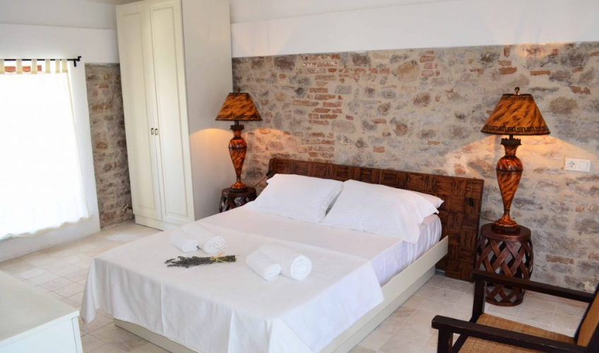 En fazla 3 yetişkin + 1 bebek (0-2 yaş) veya 2 yetişkin + 1 çocuk + 1 bebek (0-2 yaş).