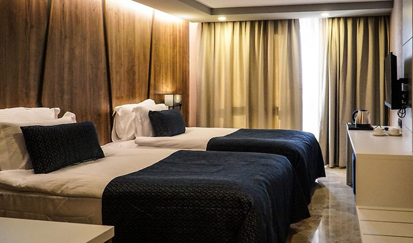 En fazla 2 yetişkin + 1 çocuk + 1 bebek (0-2 yaş) veya 1 yetişkin + 2 çocuk + 1 bebek (0-2 yaş).