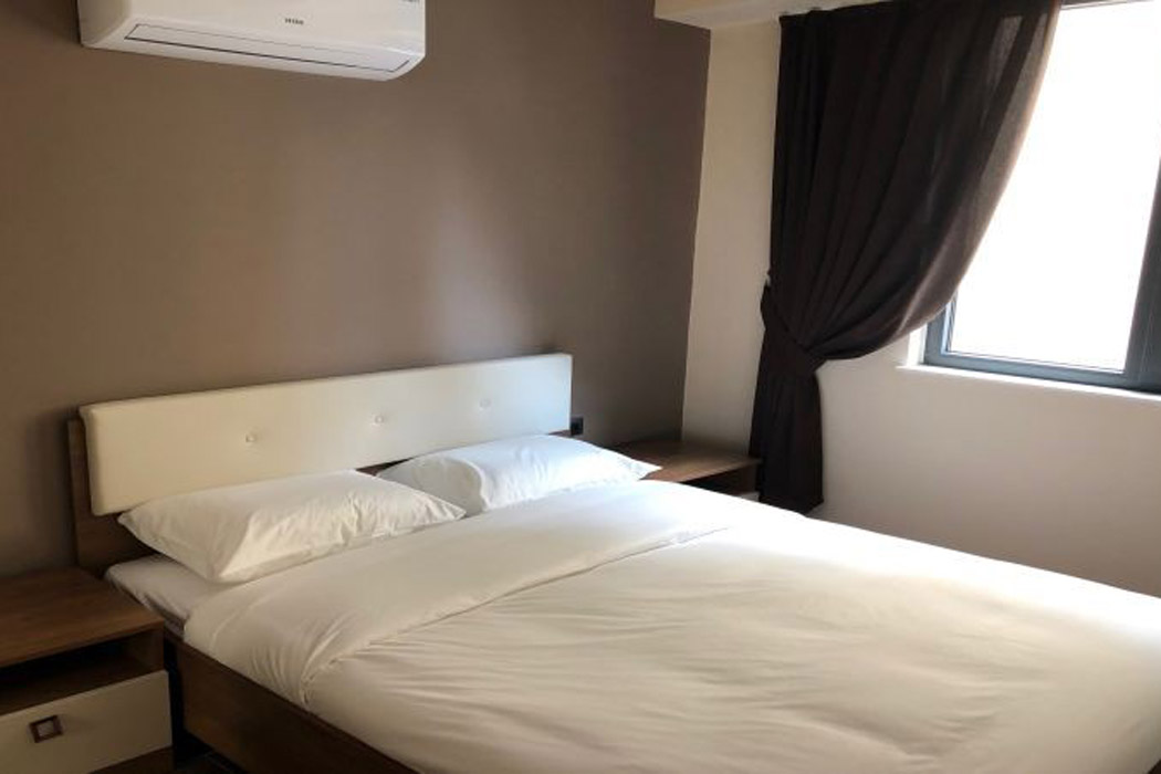 En fazla 4 yetişkin.