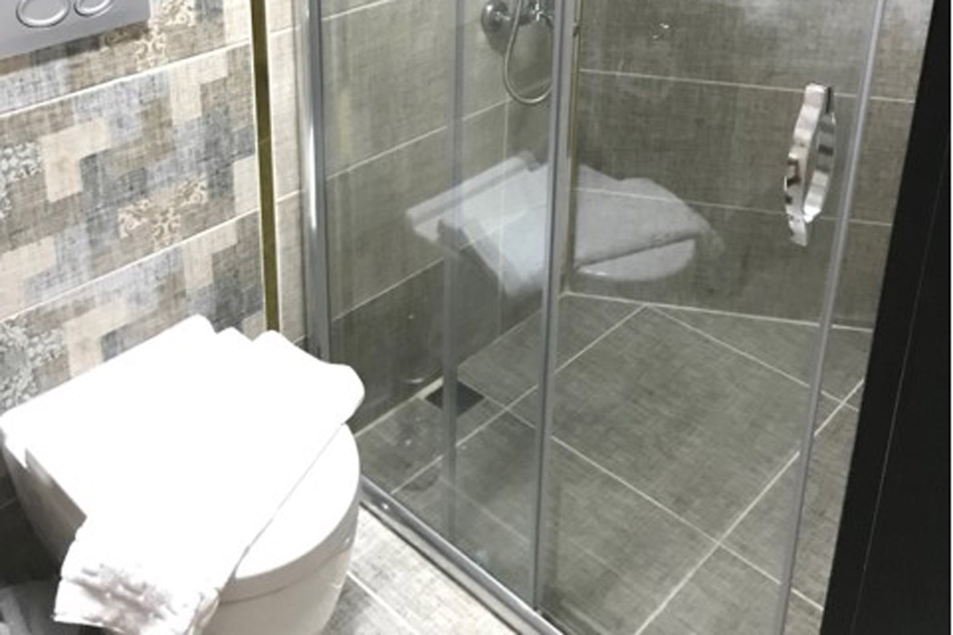 En fazla 3 yetişkin.