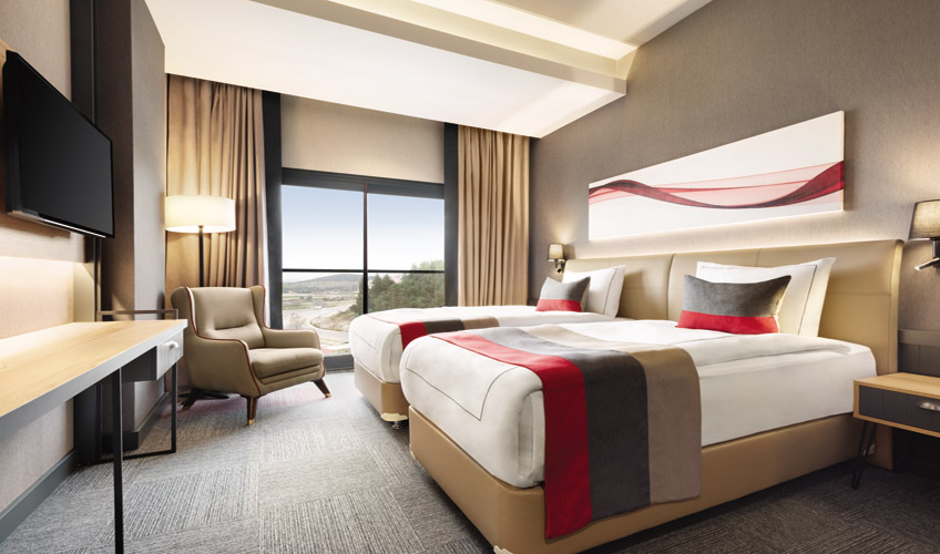 En fazla 2 yetişkin + 1 bebek (0-2 yaş).