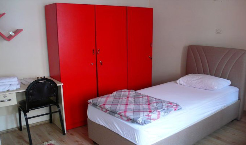 En fazla 1 yetişkin.