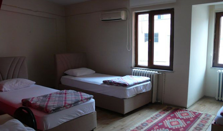 En az 4 yetişkin, En fazla 4 yetişkin.