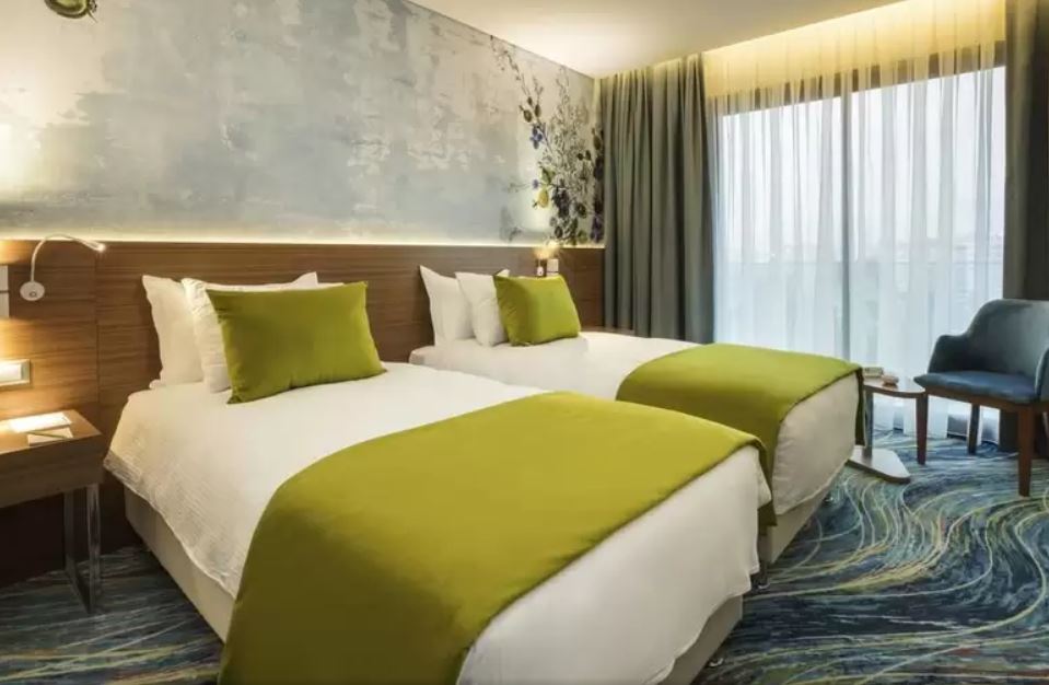 En fazla 2 yetişkin.