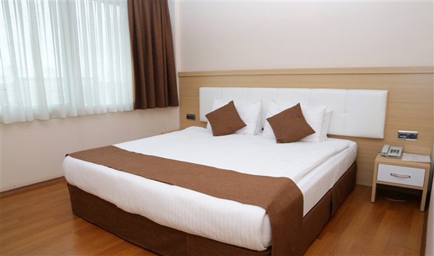 En fazla 2 yetişkin + 1 bebek (0-2 yaş) veya 1 yetişkin + 1 çocuk + 1 bebek (0-2 yaş).