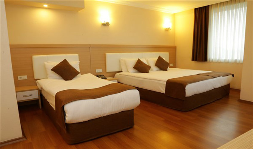 En fazla 3 yetişkin + 1 bebek (0-2 yaş) veya 2 yetişkin + 1 çocuk + 1 bebek (0-2 yaş).