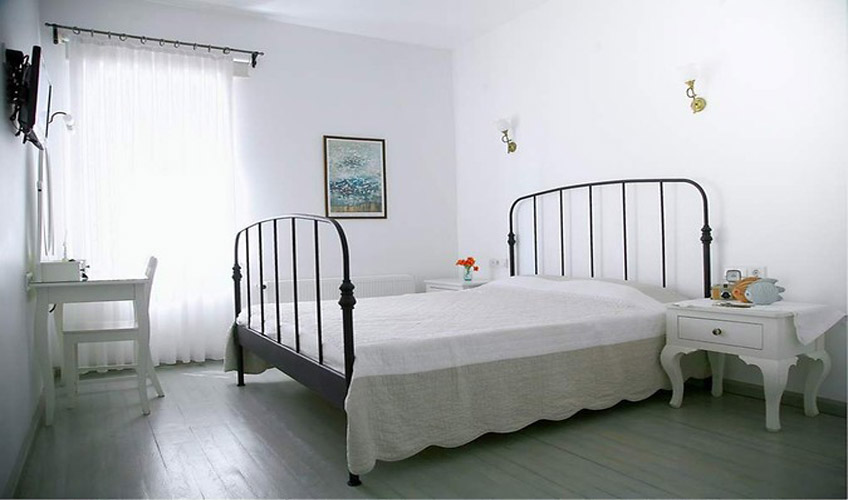 En fazla 2 yetişkin + 1 bebek (0-2 yaş).