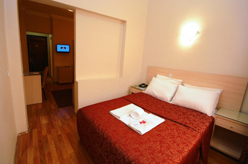 En fazla 1 yetişkin + 1 bebek (0-2 yaş).