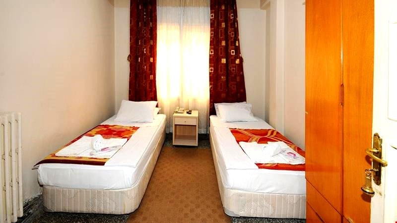 En az 2 yetişkin, En fazla 3 yetişkin + 1 bebek (0-2 yaş).