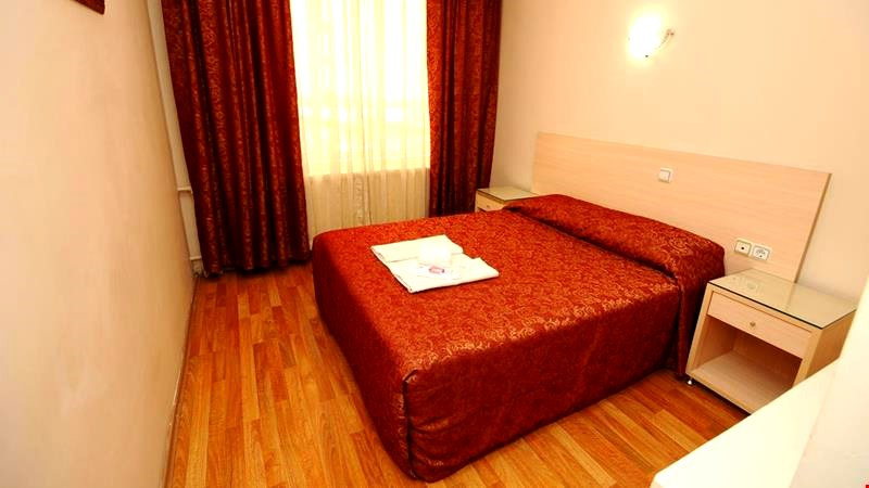 En fazla 2 yetişkin + 1 bebek (0-2 yaş) veya 1 yetişkin + 1 çocuk + 1 bebek (0-2 yaş).