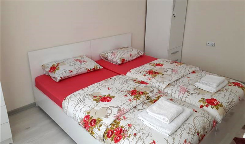 En fazla 3 yetişkin + 2 çocuk + 1 bebek (0-2 yaş) veya 2 yetişkin + 2 çocuk + 1 bebek (0-2 yaş).