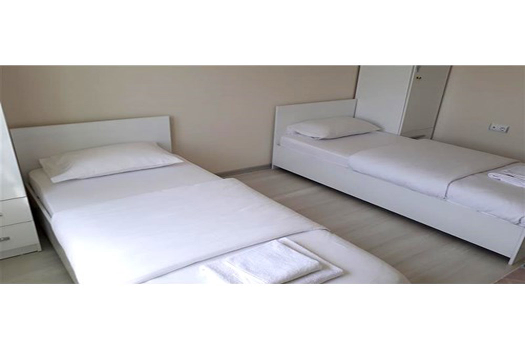 En az 2 yetişkin, En fazla 5 yetişkin + 1 bebek (0-2 yaş) veya 4 yetişkin + 1 çocuk + 1 bebek (0-2 yaş).