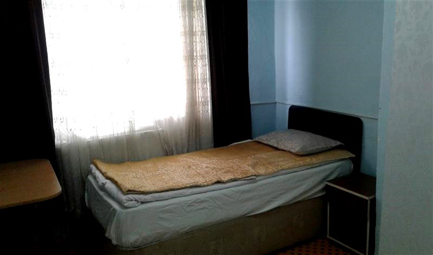 En fazla 1 yetişkin.