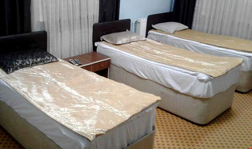 En fazla 3 yetişkin.