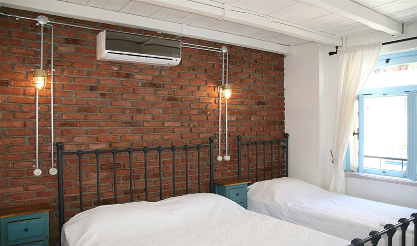 En az 3 yetişkin, En fazla 3 yetişkin.