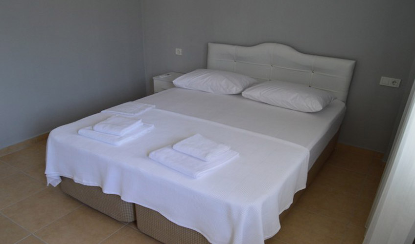 En az 2 yetişkin, En fazla 2 yetişkin.