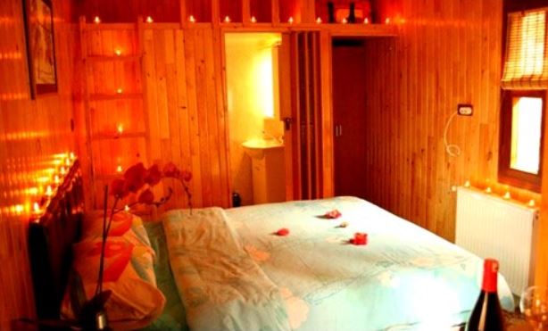 En fazla 4 yetişkin + 1 bebek (0-2 yaş) veya 3 yetişkin + 1 çocuk + 1 bebek (0-2 yaş).