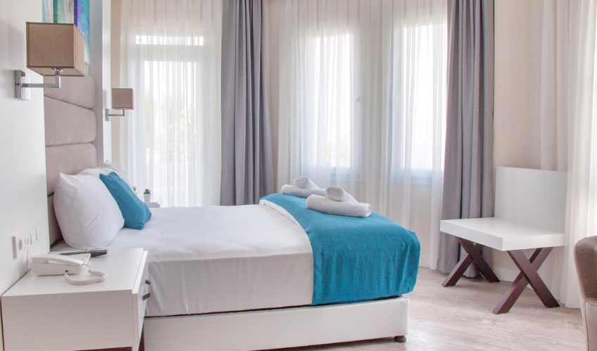 En fazla 2 yetişkin + 1 bebek (0-2 yaş).