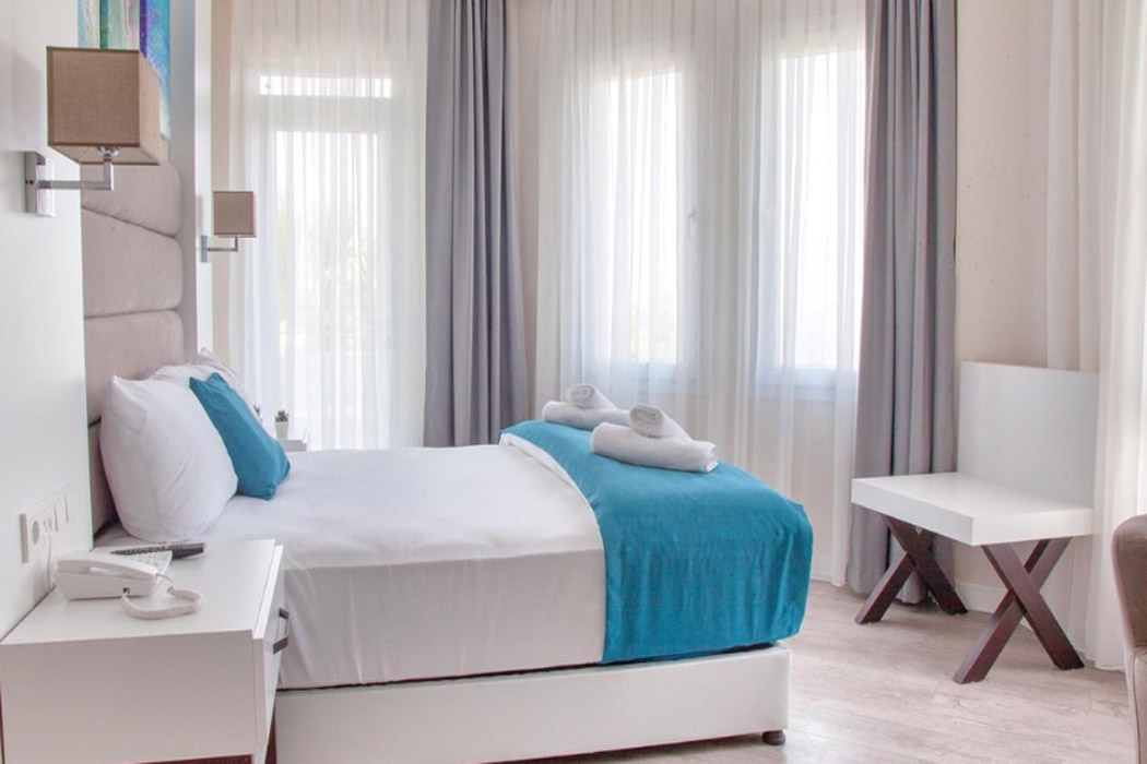 En fazla 2 yetişkin + 1 bebek (0-2 yaş) veya 1 yetişkin + 1 çocuk + 1 bebek (0-2 yaş).