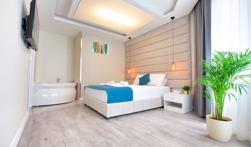 En fazla 2 yetişkin + 1 bebek (0-2 yaş) veya 1 yetişkin + 1 çocuk + 1 bebek (0-2 yaş).