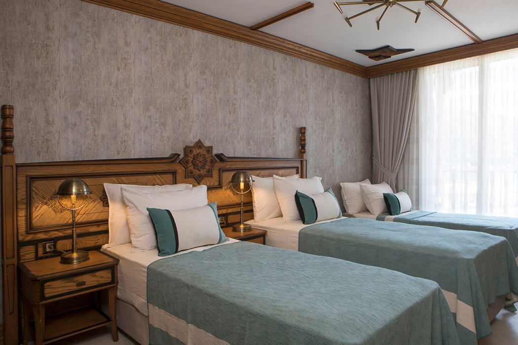 En fazla 3 yetişkin + 1 bebek (0-2 yaş).