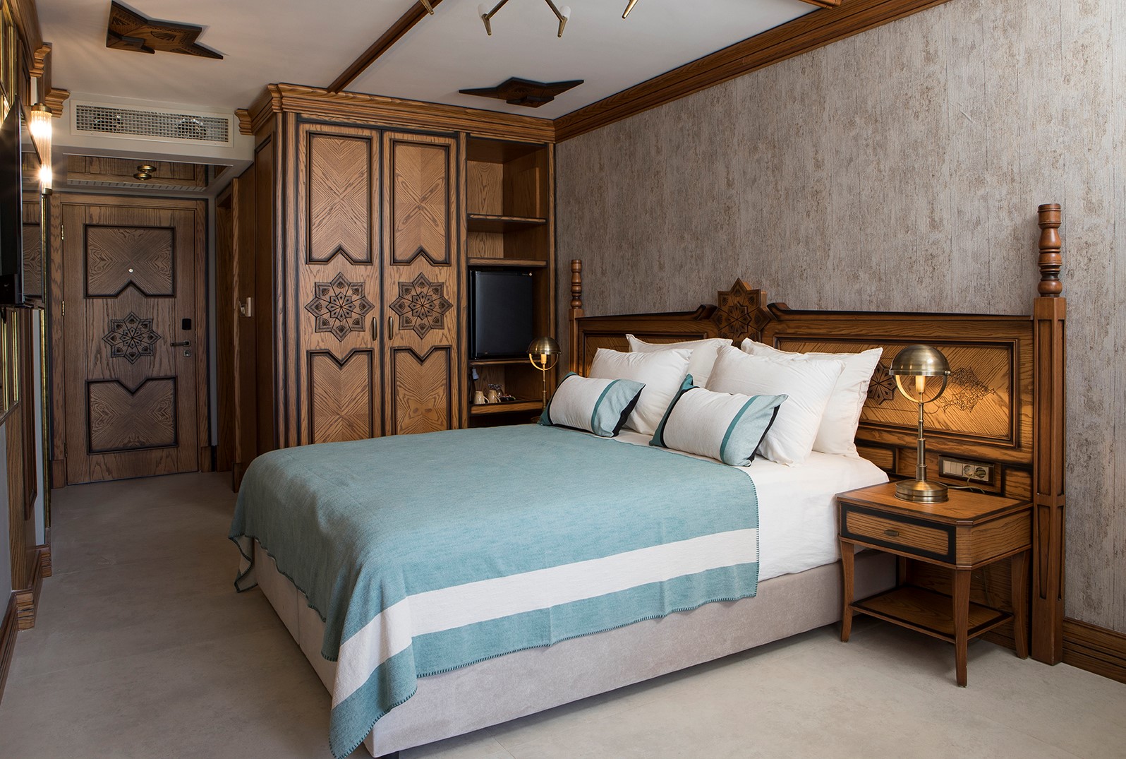 En fazla 2 yetişkin + 1 bebek (0-2 yaş).