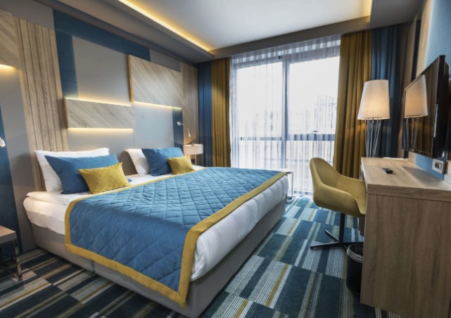 En fazla 2 yetişkin + 1 bebek (0-2 yaş) veya 1 yetişkin + 1 çocuk + 1 bebek (0-2 yaş).