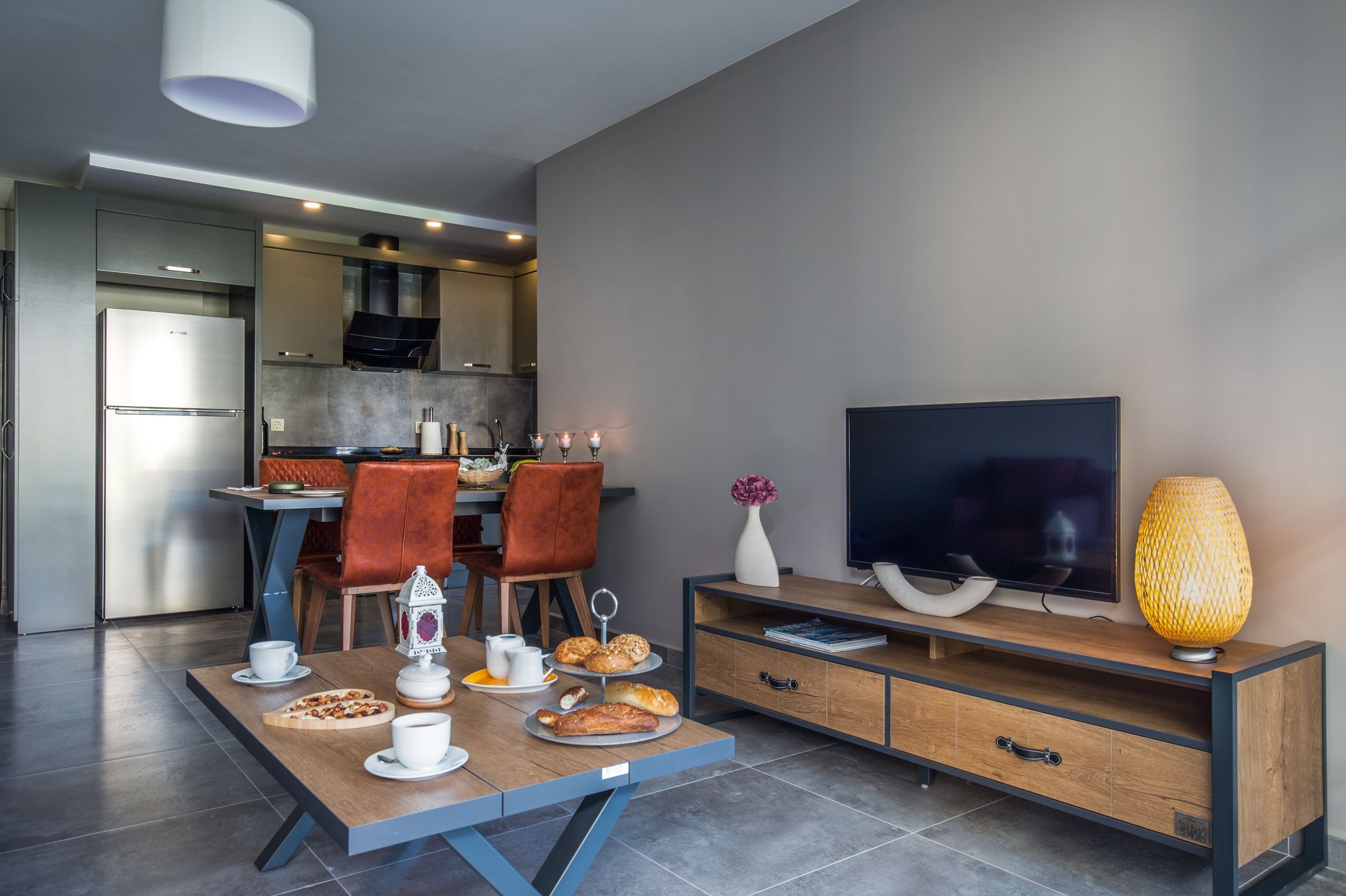 En fazla 4 yetişkin + 1 bebek (0-2 yaş).