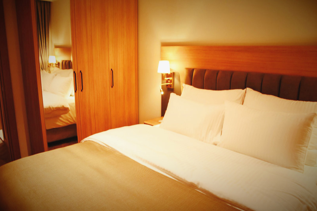 En fazla 3 yetişkin.