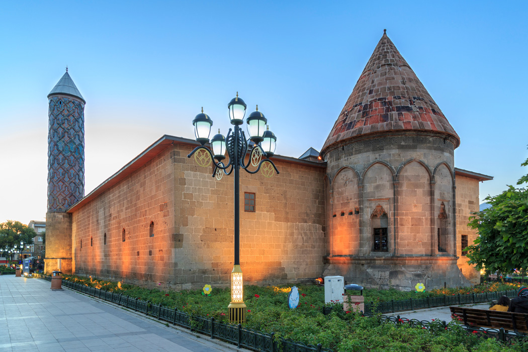 İzmir Hareketli Uçaklı Malatya - Darende - Elazığ Turu